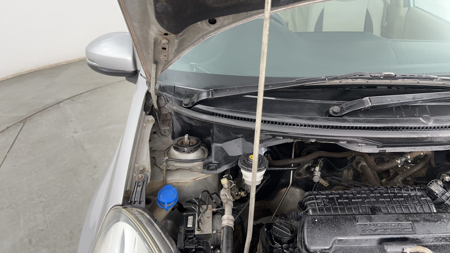 Used 2017 Honda Amaze 1.2 VX i-VTEC Petrol Manual engine ENGINE RIGHT SIDE HINGE & APRON VIEW