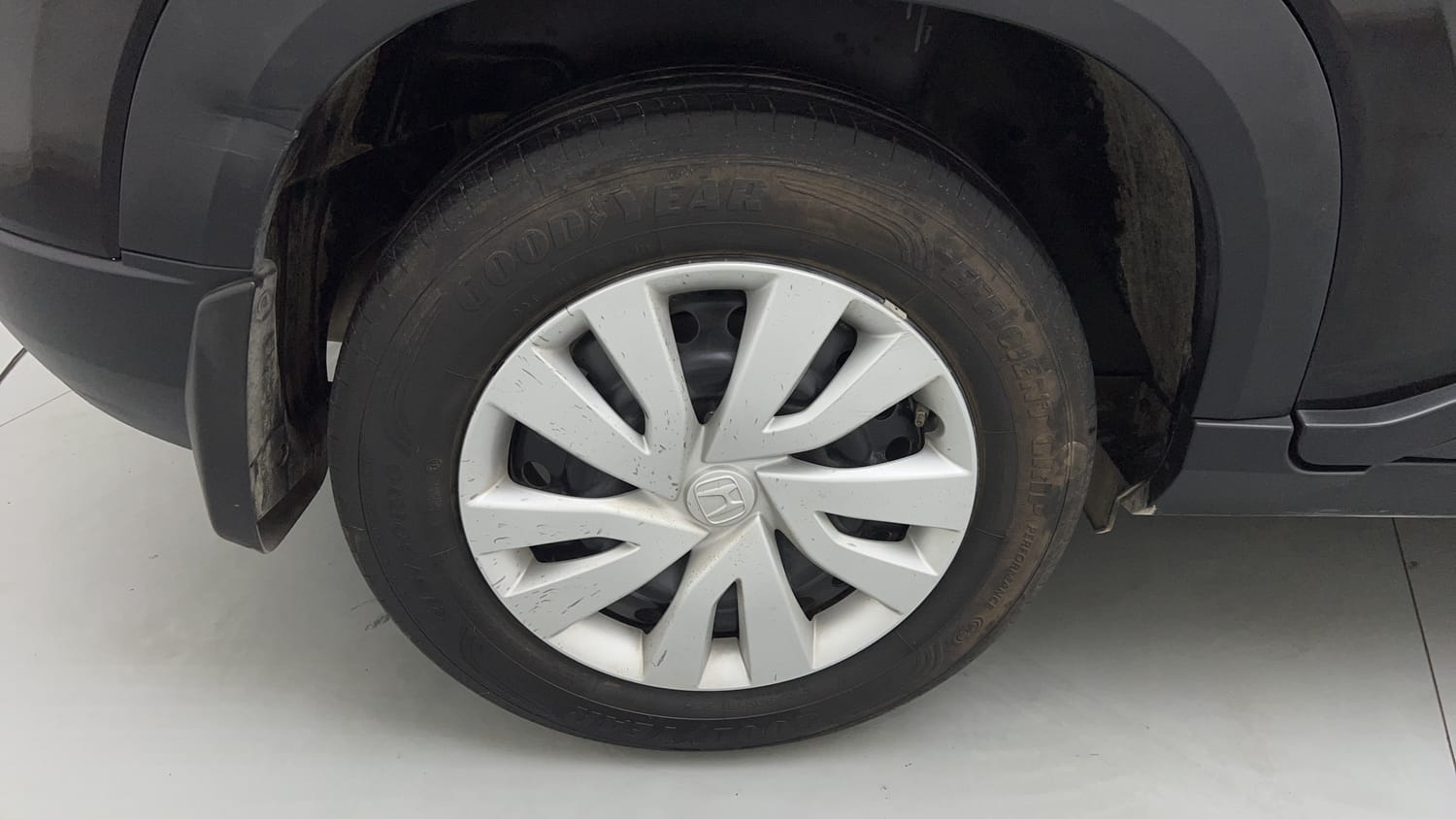 Used 2025 Honda Elevate Apex Edition V CVT Petrol Automatic tyres RIGHT REAR TYRE RIM VIEW
