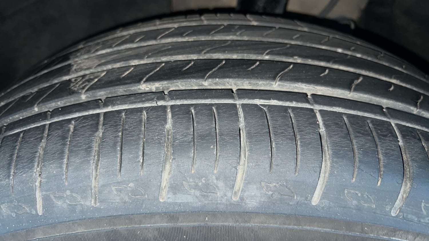 Used 2024 Mahindra XUV700 AX 5 Petrol MT 5 STR Petrol Manual tyres LEFT FRONT TYRE TREAD VIEW