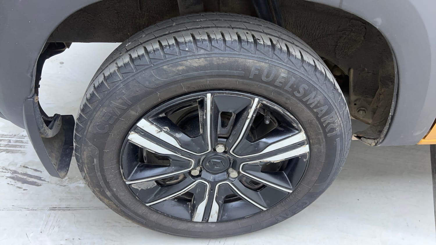 Used 2023 Renault Kwid CLIMBER AMT Petrol Automatic tyres RIGHT REAR TYRE RIM VIEW