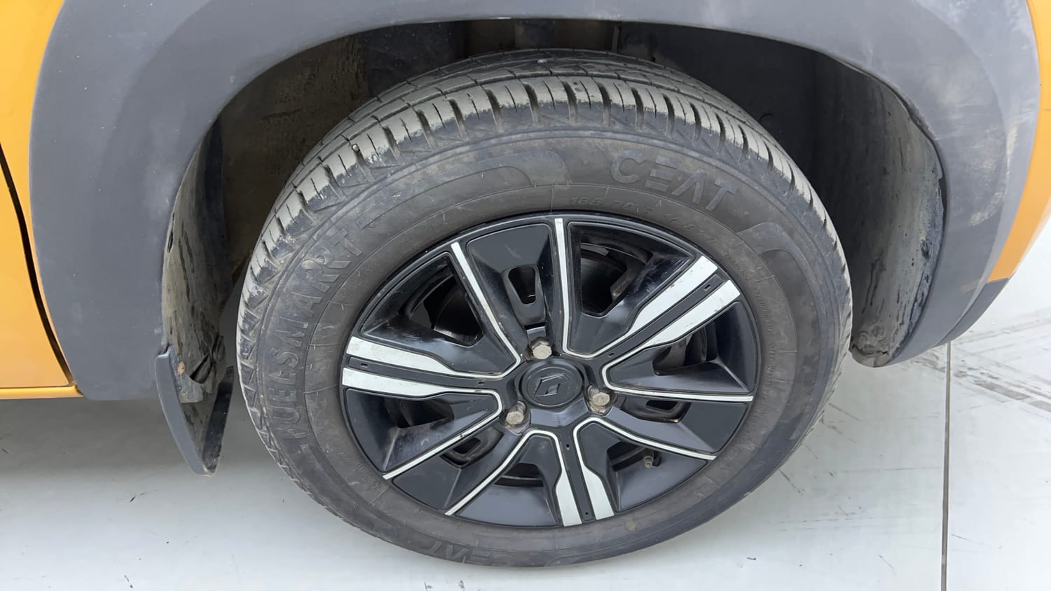 Used 2023 Renault Kwid CLIMBER AMT Petrol Automatic tyres RIGHT FRONT TYRE RIM VIEW