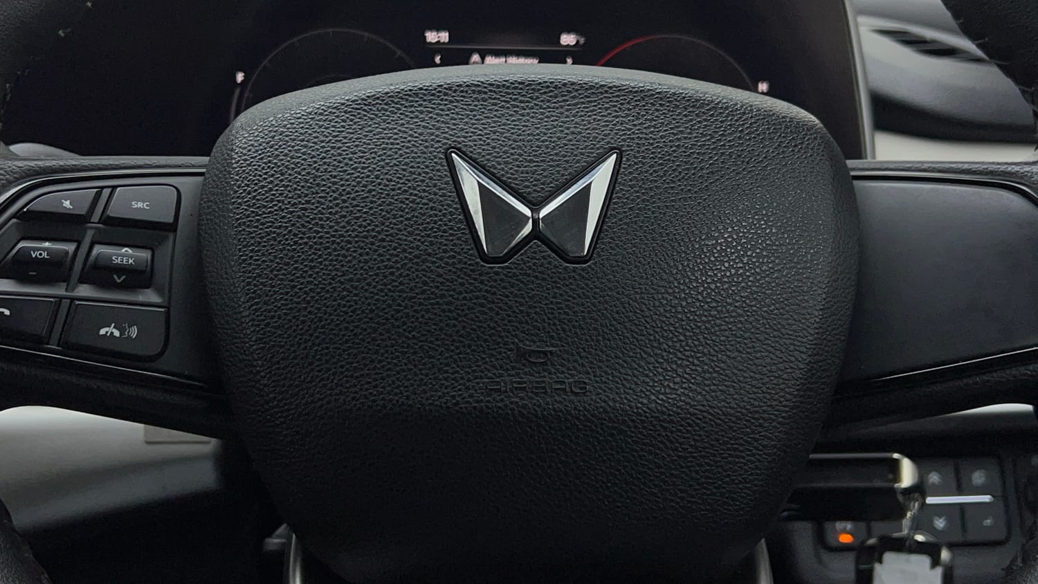 Used 2024 Mahindra XUV700 AX 5 Petrol MT 5 STR Petrol Manual top_features Airbags