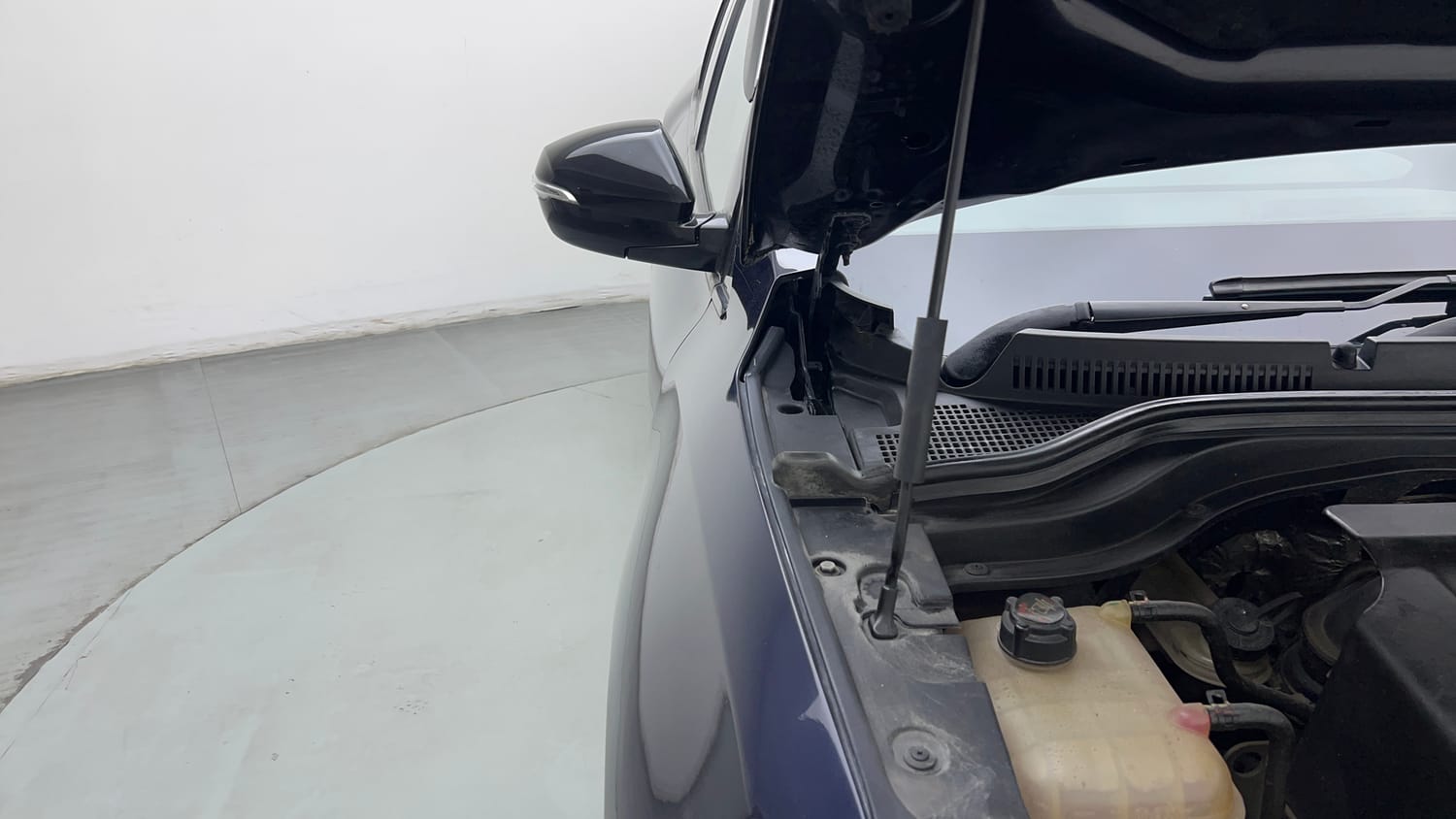 Used 2024 Mahindra XUV700 AX 5 Petrol MT 5 STR Petrol Manual engine ENGINE RIGHT SIDE HINGE & APRON VIEW