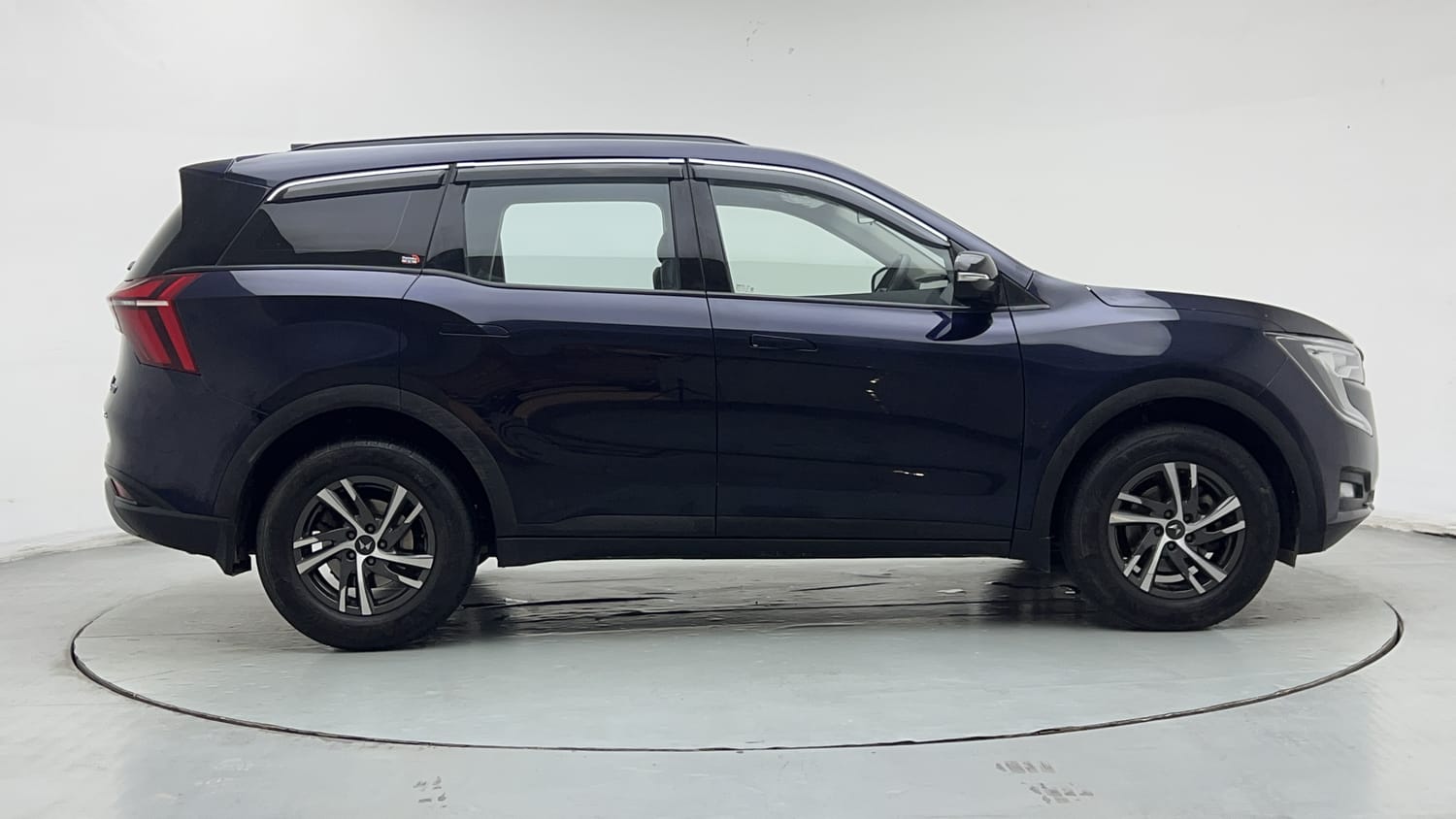 Used 2024 Mahindra XUV700 AX 5 Petrol MT 5 STR Petrol Manual exterior RIGHT SIDE VIEW