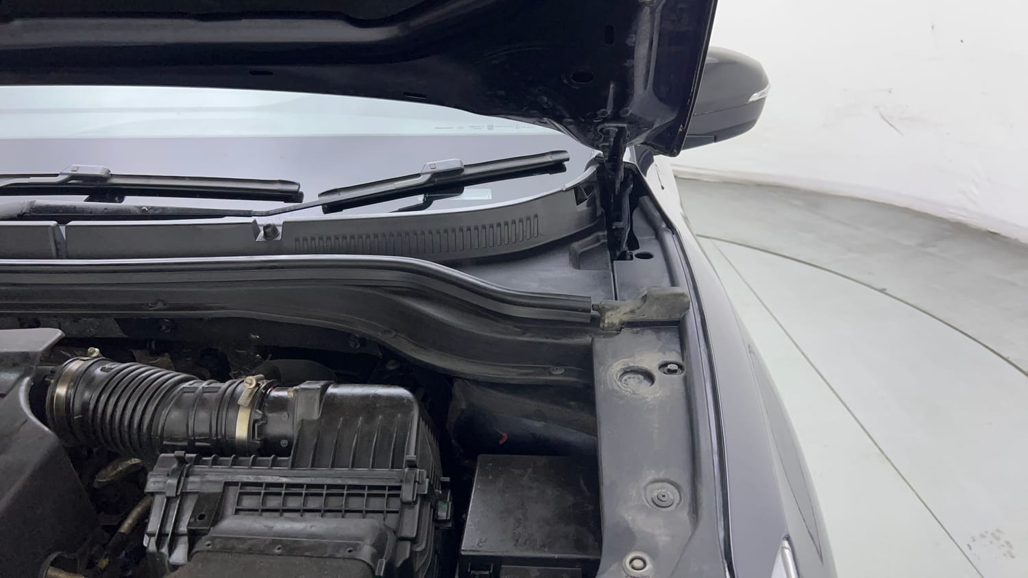 Used 2024 Mahindra XUV700 AX 5 Petrol MT 5 STR Petrol Manual engine ENGINE LEFT SIDE HINGE & APRON VIEW