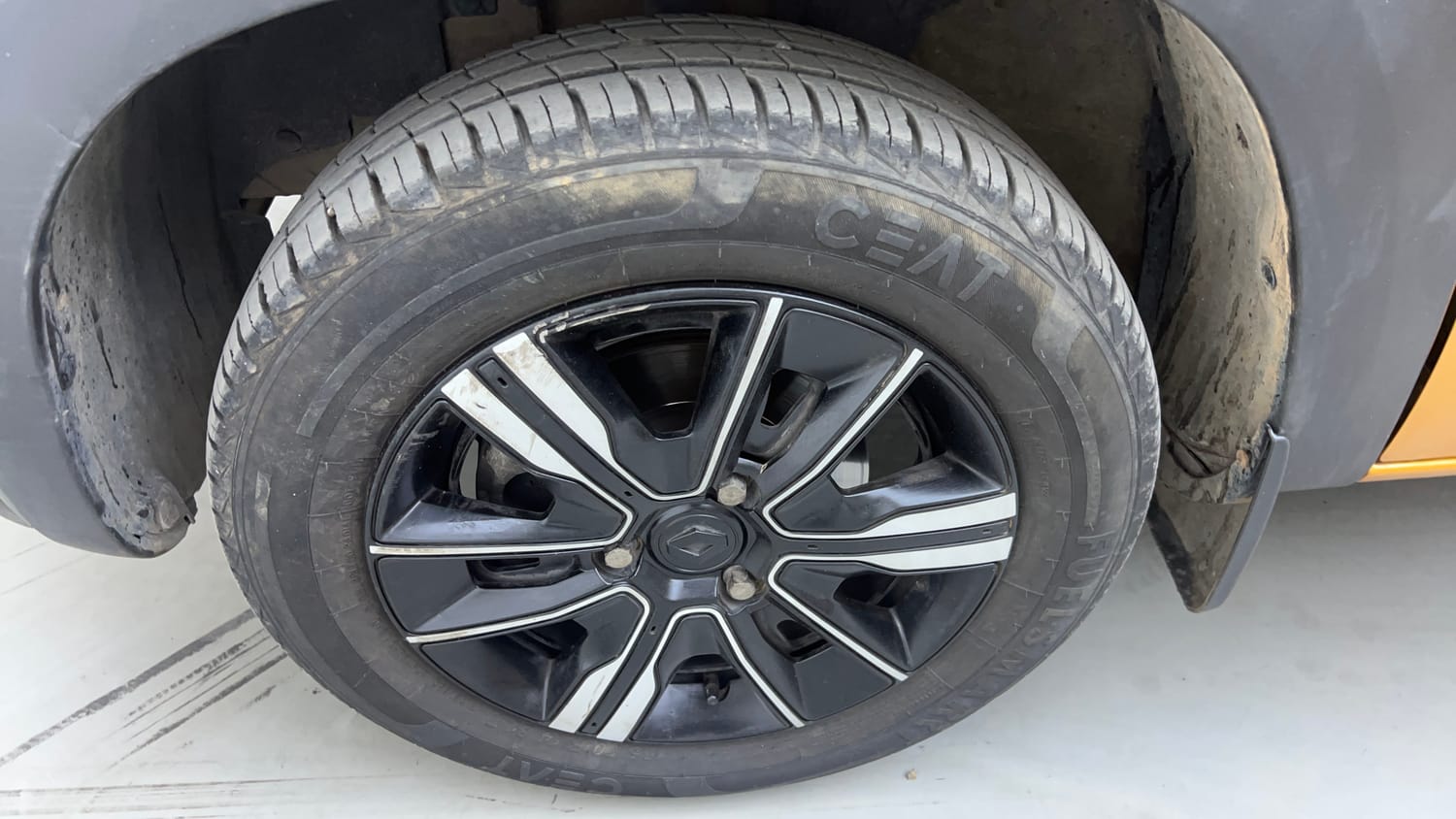 Used 2023 Renault Kwid CLIMBER AMT Petrol Automatic tyres LEFT FRONT TYRE RIM VIEW