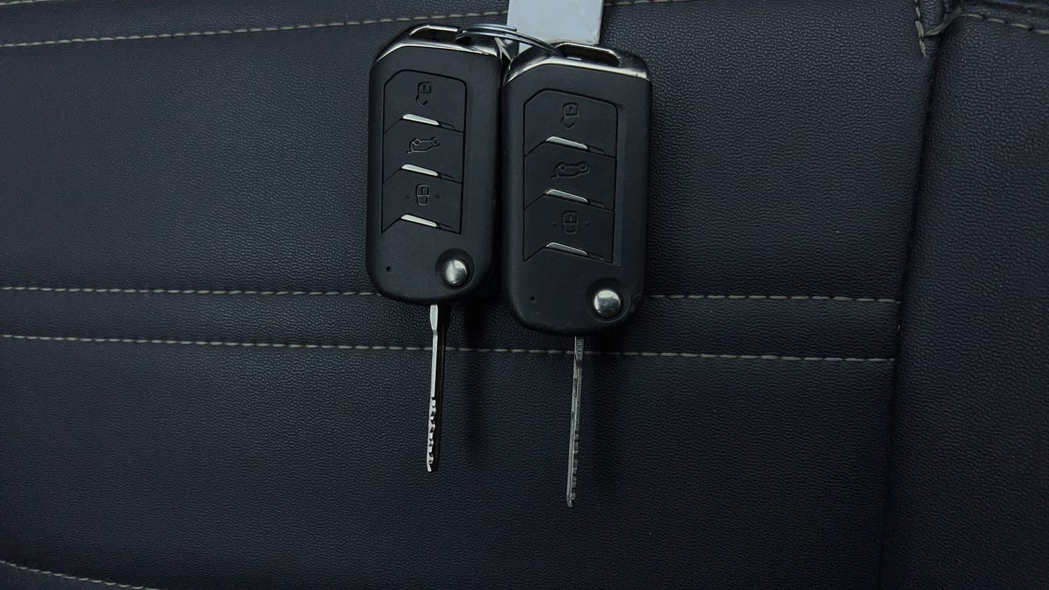 Used 2024 Mahindra XUV700 AX 5 Petrol MT 5 STR Petrol Manual extra CAR KEY VIEW
