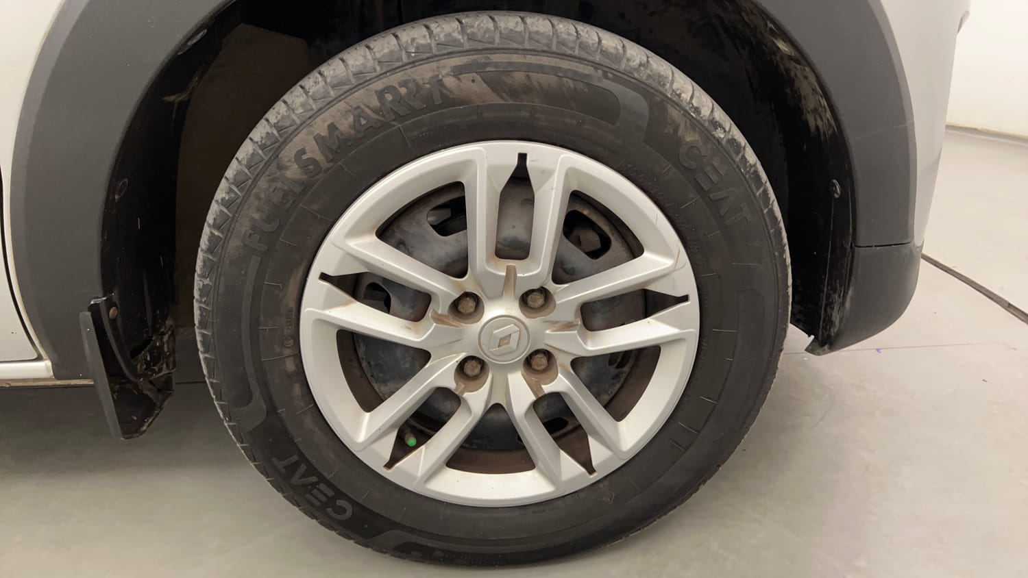Used 2022 Renault Triber RXT EASY-R AMT Petrol Automatic tyres RIGHT FRONT TYRE RIM VIEW