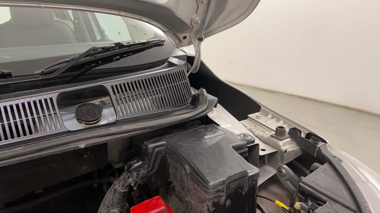 Used 2022 Renault Triber RXT EASY-R AMT Petrol Automatic engine ENGINE LEFT SIDE HINGE & APRON VIEW
