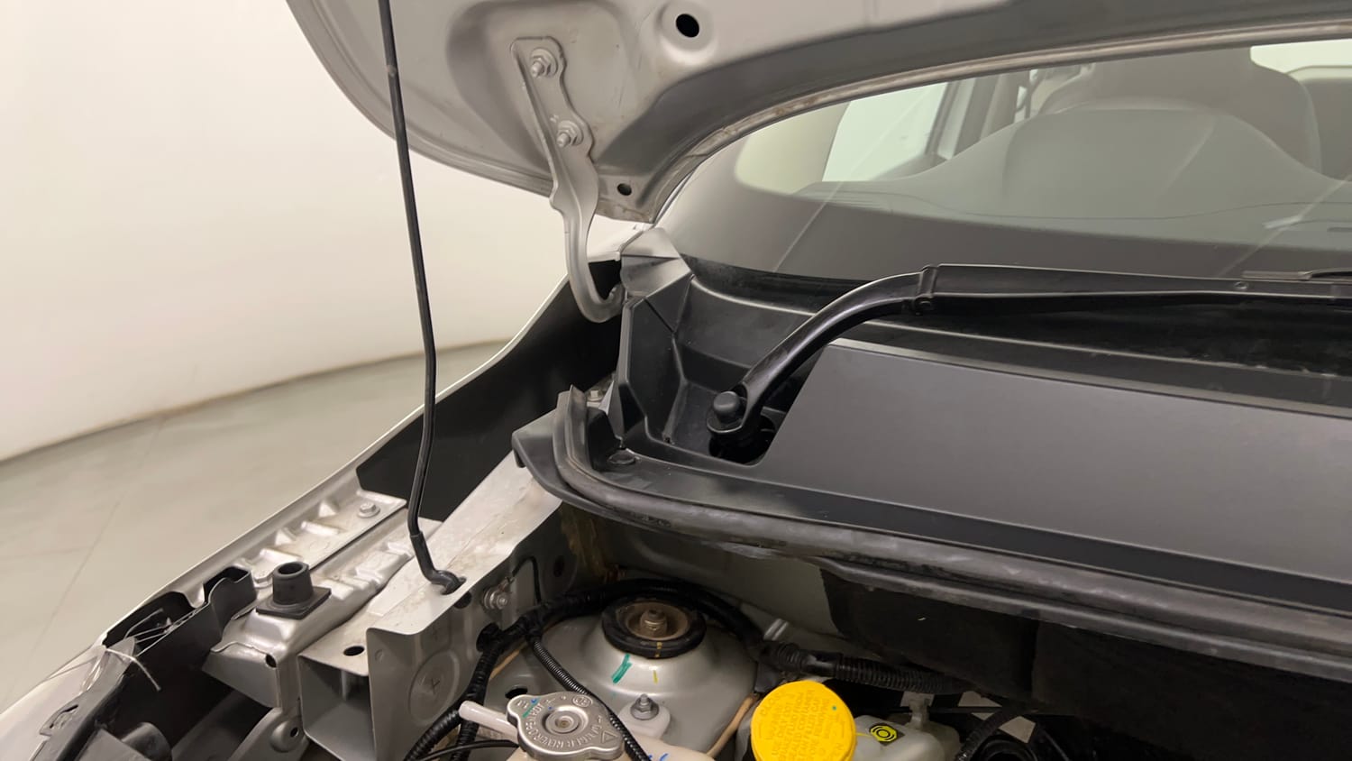 Used 2022 Renault Triber RXT EASY-R AMT Petrol Automatic engine ENGINE RIGHT SIDE HINGE & APRON VIEW