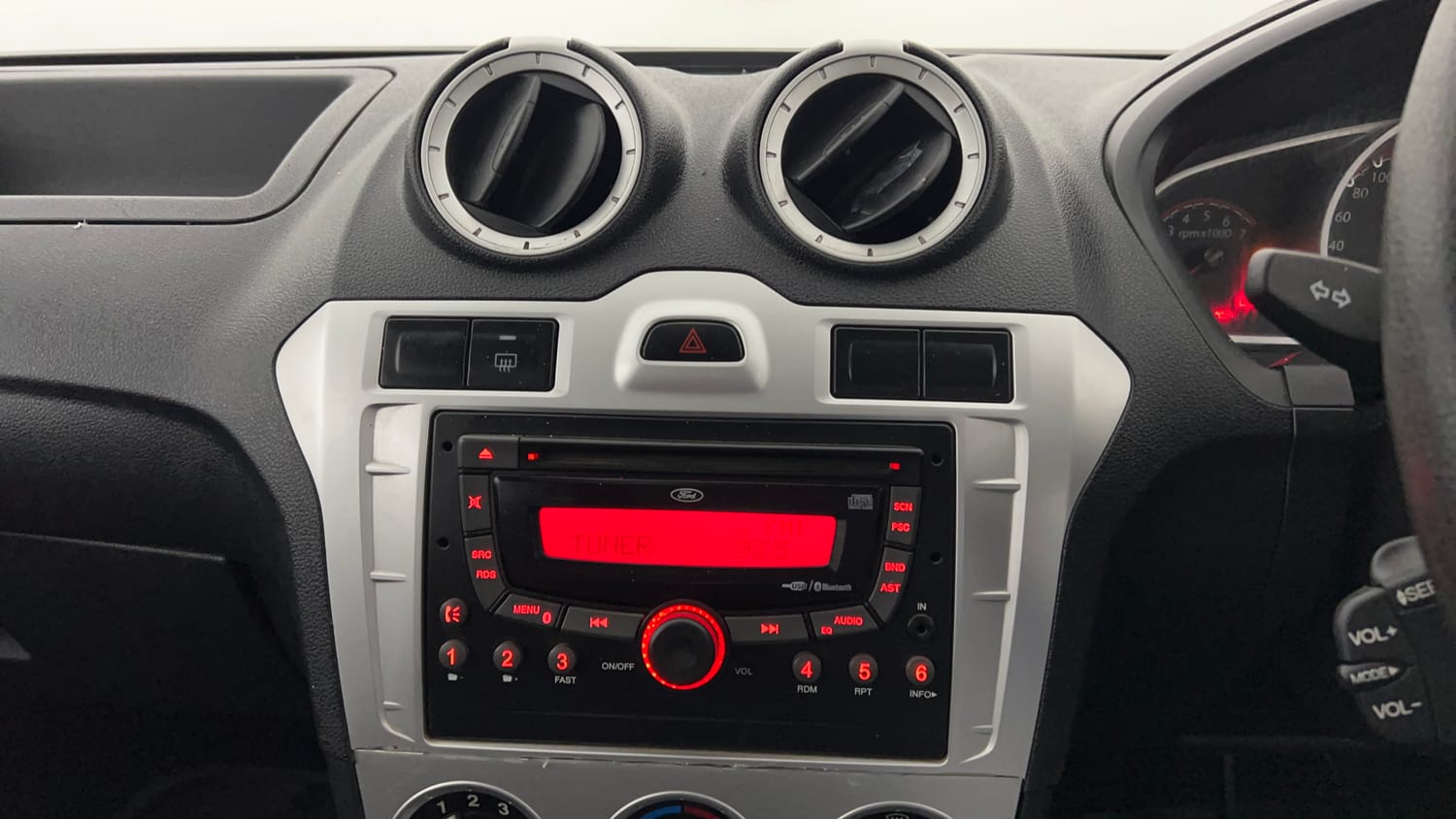 Used 2015 Ford Figo Duratec Petrol ZXI 1.2 Petrol Manual top_features Integrated (in-dash) music system
