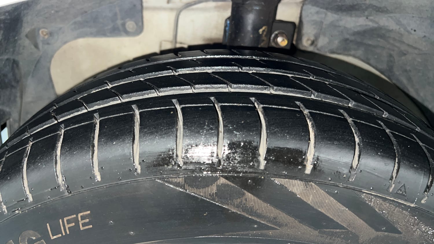 Used 2015 Ford Figo Duratec Petrol ZXI 1.2 Petrol Manual tyres LEFT FRONT TYRE TREAD VIEW
