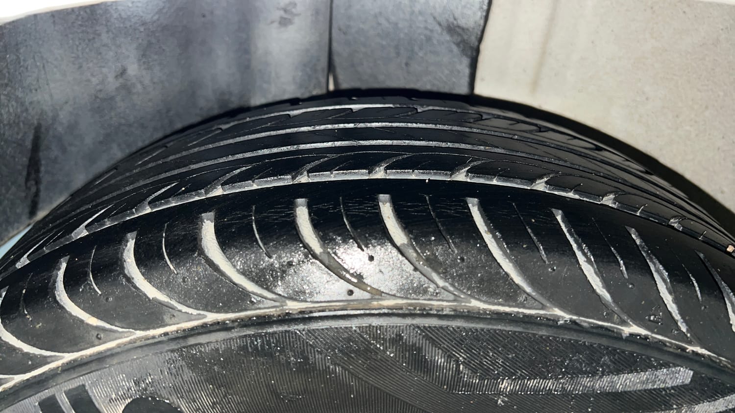 Used 2015 Ford Figo Duratec Petrol ZXI 1.2 Petrol Manual tyres RIGHT REAR TYRE TREAD VIEW