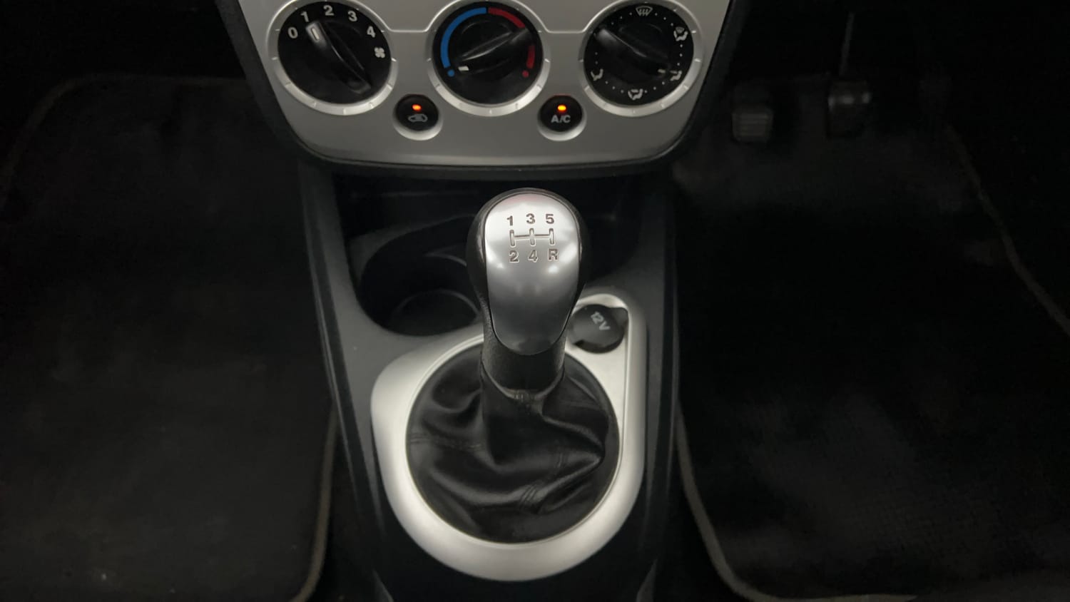 Used 2015 Ford Figo Duratec Petrol ZXI 1.2 Petrol Manual interior GEAR  KNOB VIEW