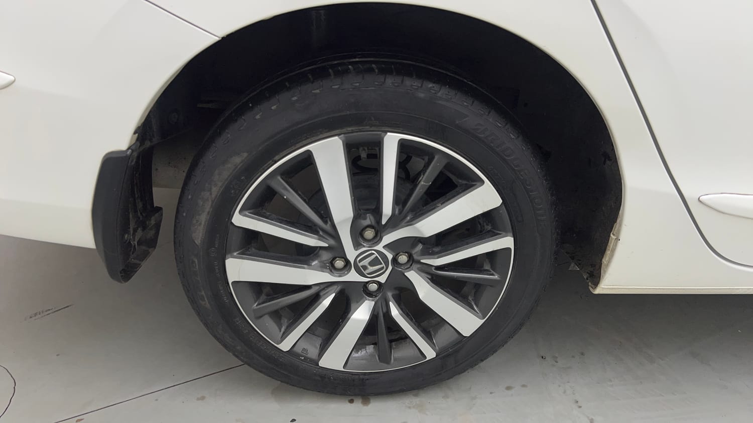 Used 2022 Honda City ZX CVT Petrol Petrol Automatic tyres RIGHT REAR TYRE RIM VIEW