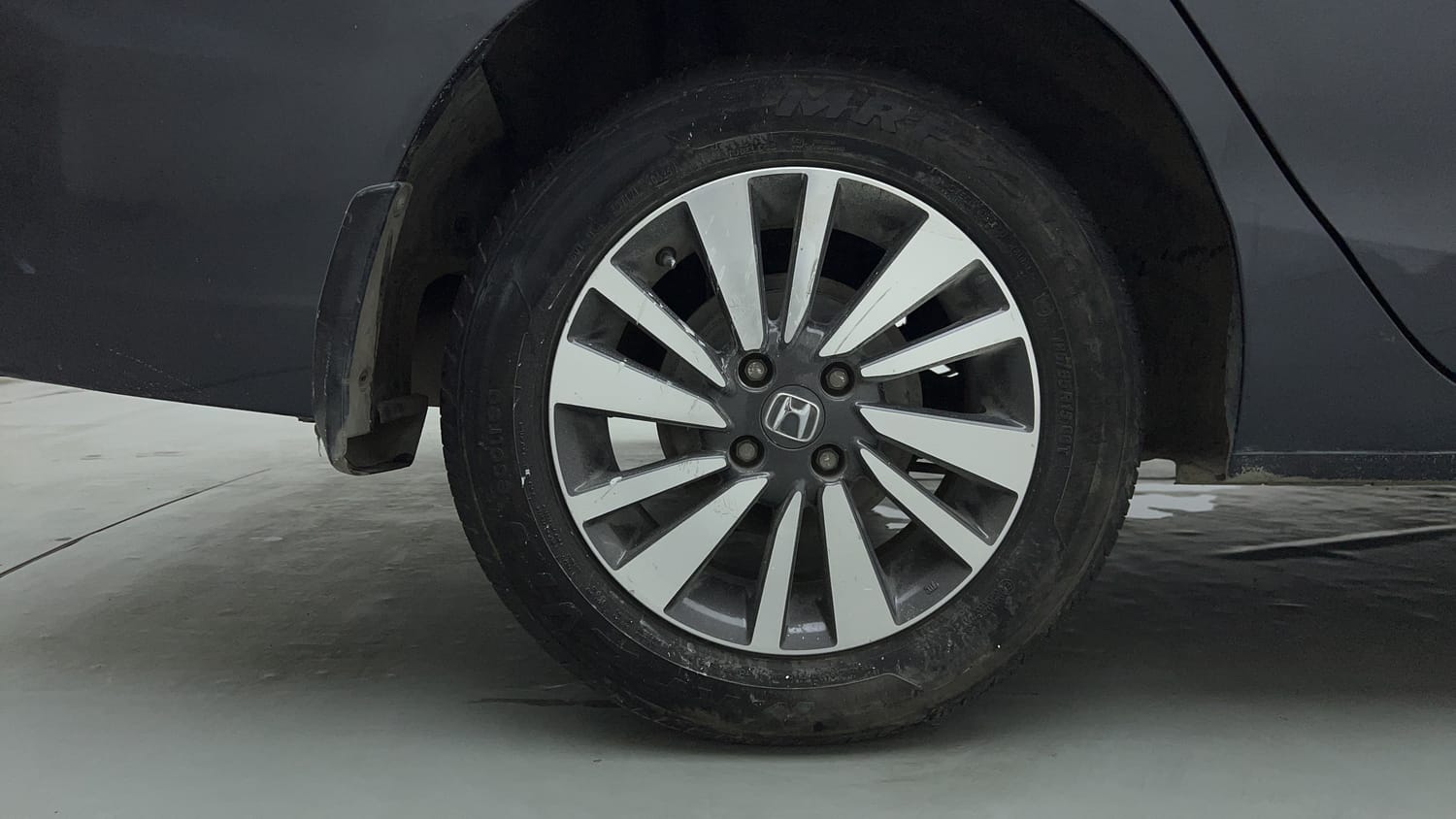 Used 2023 Honda City V Petrol MT Petrol Manual tyres RIGHT REAR TYRE RIM VIEW