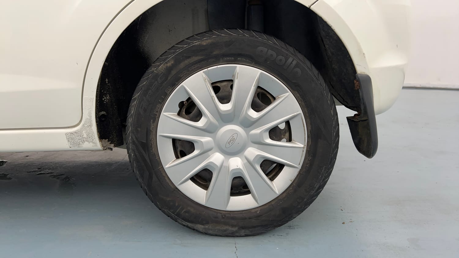 Used 2015 Ford Figo Duratec Petrol ZXI 1.2 Petrol Manual tyres LEFT REAR TYRE RIM VIEW