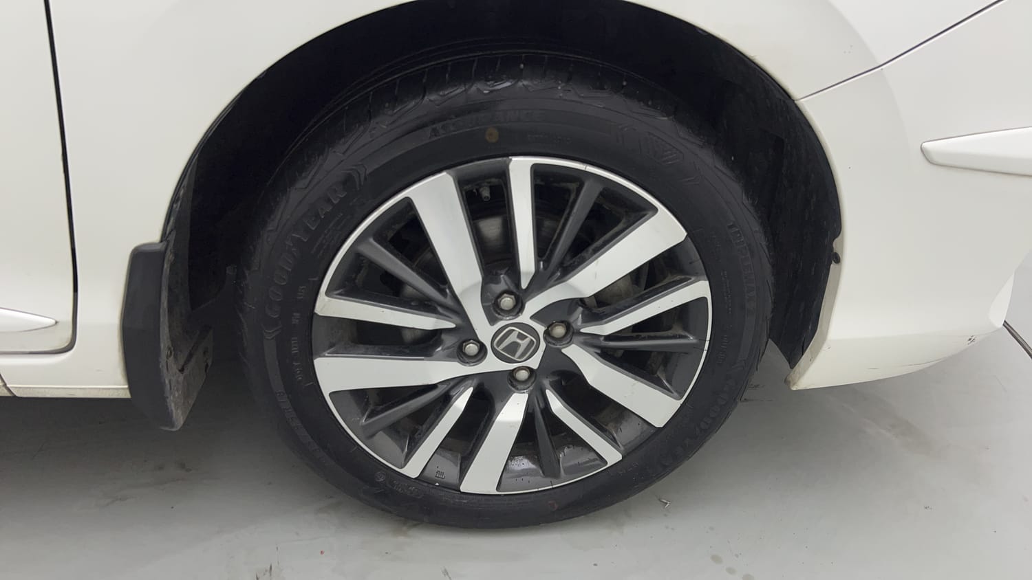 Used 2022 Honda City ZX CVT Petrol Petrol Automatic tyres RIGHT FRONT TYRE RIM VIEW