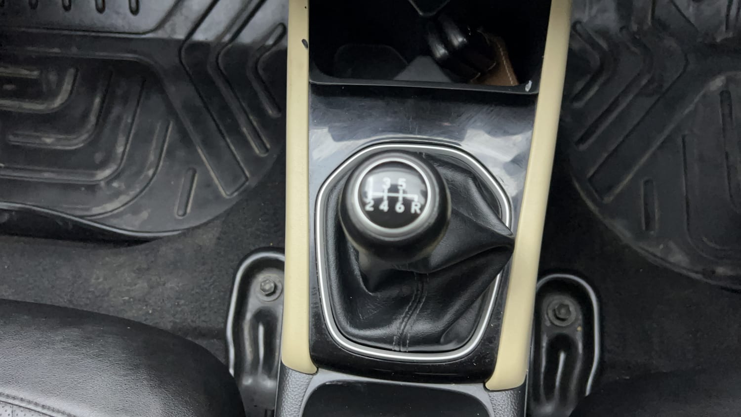 Used 2023 Honda City V Petrol MT Petrol Manual interior GEAR  KNOB VIEW