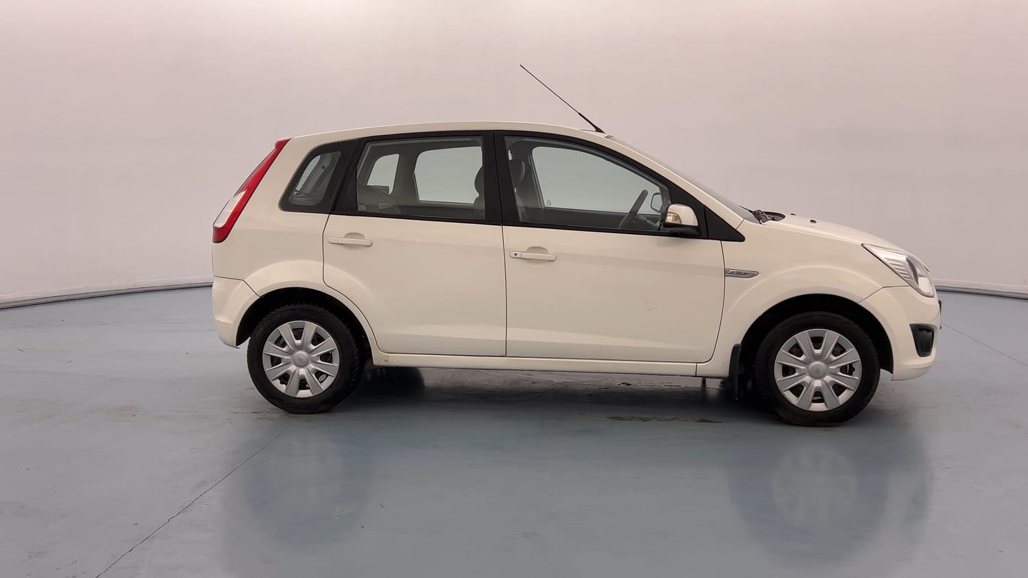 Used 2015 Ford Figo Duratec Petrol ZXI 1.2 Petrol Manual exterior RIGHT SIDE VIEW
