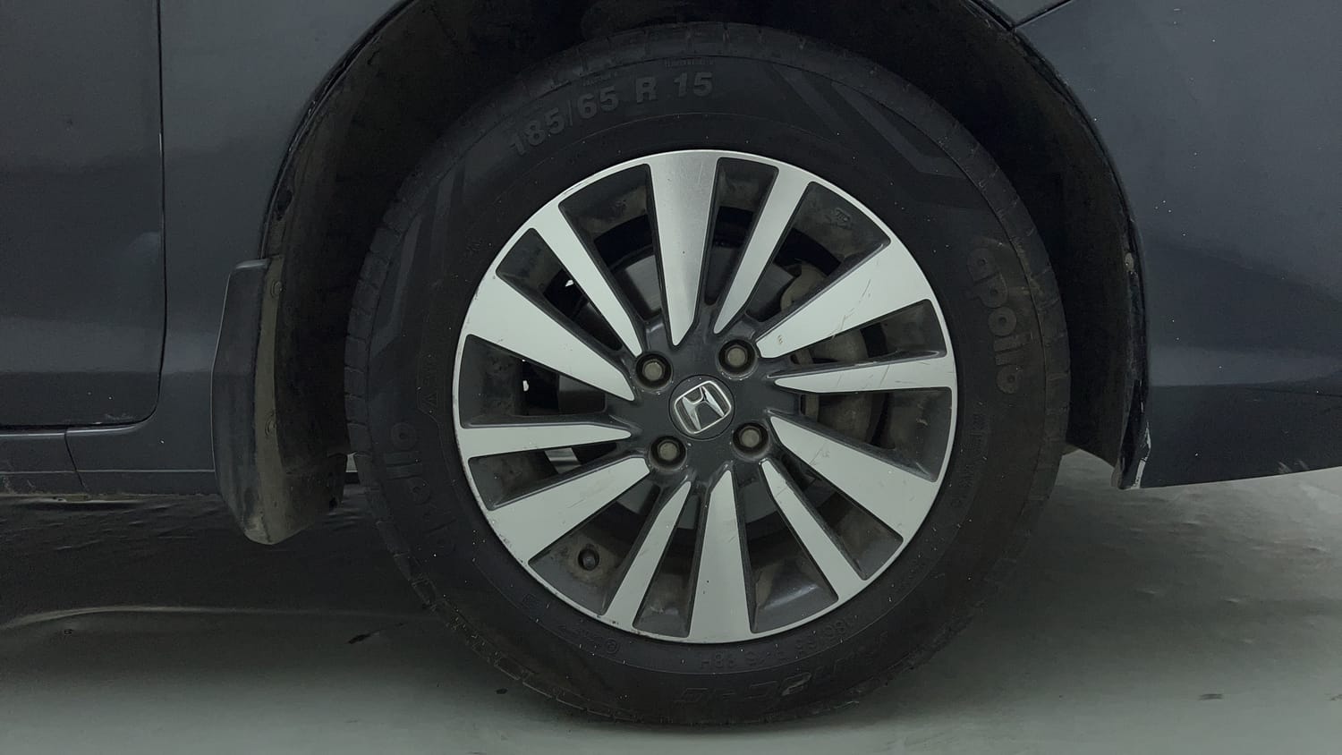Used 2023 Honda City V Petrol MT Petrol Manual tyres RIGHT FRONT TYRE RIM VIEW