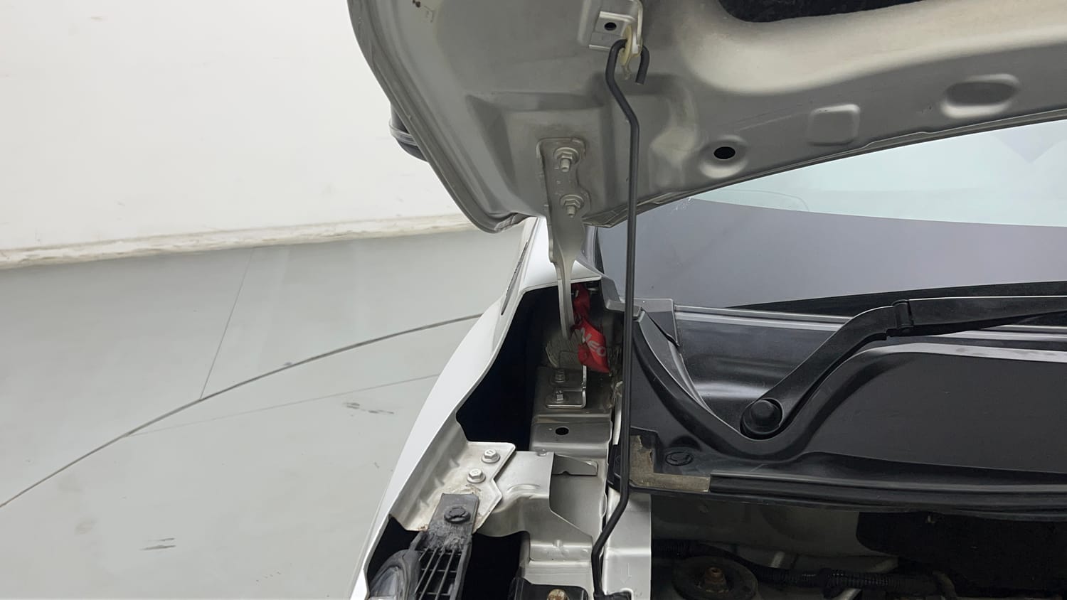 Used 2021 Nissan Magnite XL Turbo Petrol Manual engine ENGINE RIGHT SIDE HINGE & APRON VIEW