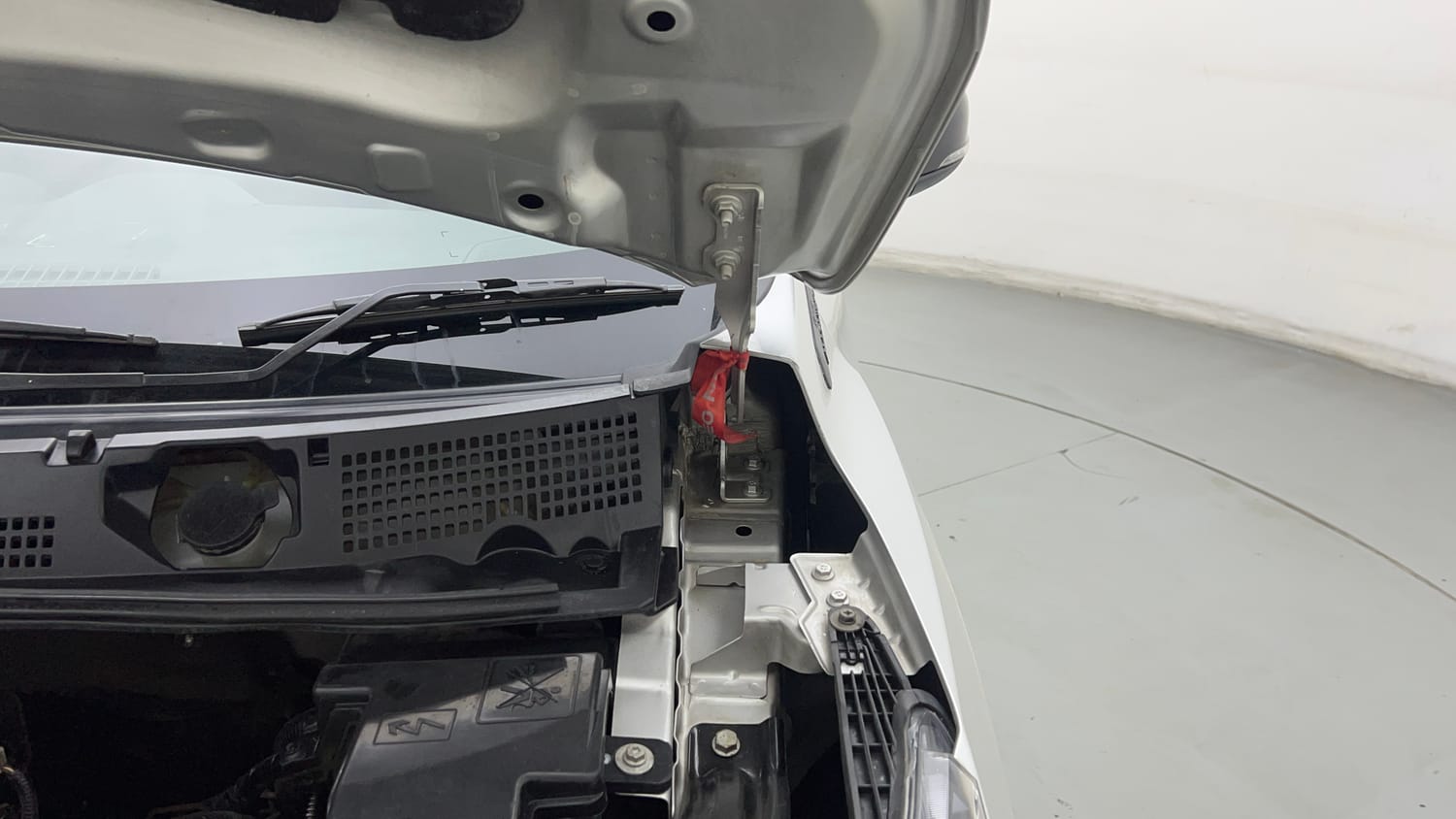 Used 2021 Nissan Magnite XL Turbo Petrol Manual engine ENGINE LEFT SIDE HINGE & APRON VIEW