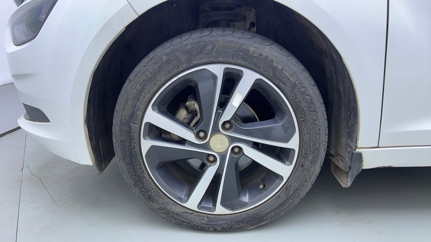 Used 2022 Tata Altroz XZ Plus Diesel Diesel Manual tyres LEFT FRONT TYRE RIM VIEW