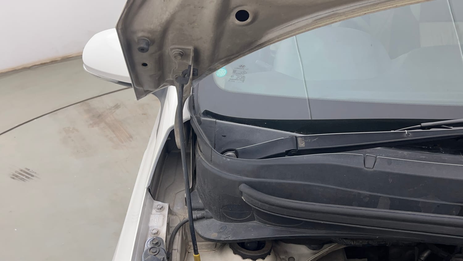 Used 2014 Hyundai Xcent S 1.2 Petrol Manual engine ENGINE RIGHT SIDE HINGE & APRON VIEW