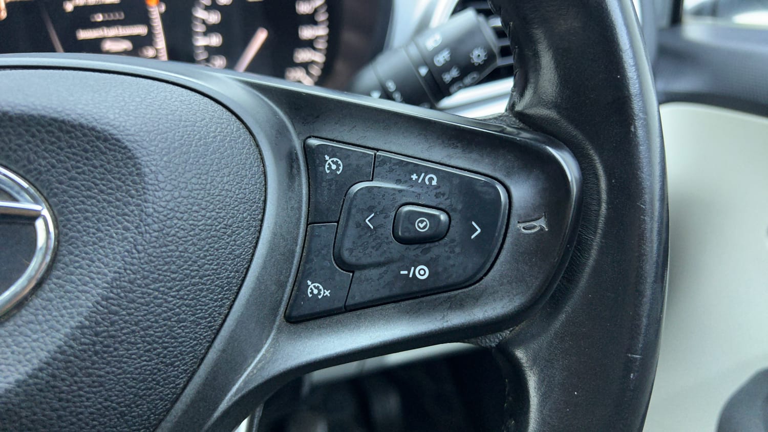 Used 2022 Tata Altroz XZ Plus Diesel Diesel Manual top_features Cruise control