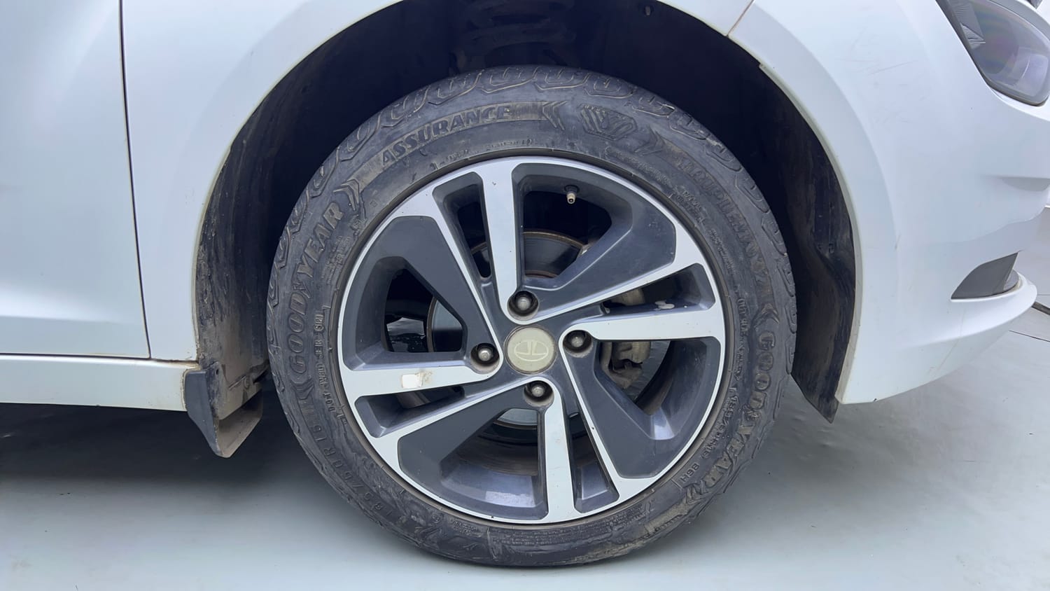 Used 2022 Tata Altroz XZ Plus Diesel Diesel Manual tyres RIGHT FRONT TYRE RIM VIEW