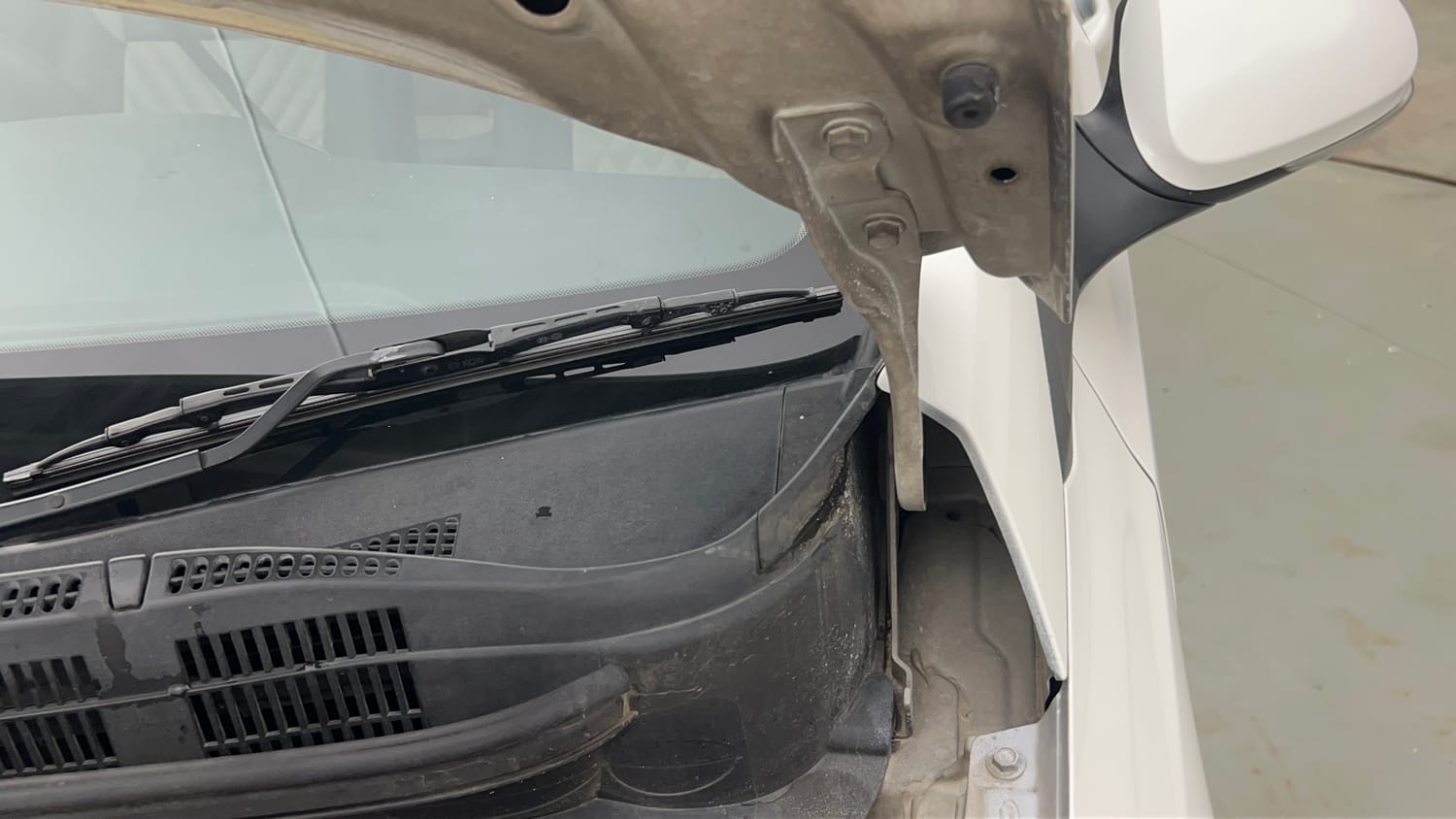 Used 2014 Hyundai Xcent S 1.2 Petrol Manual engine ENGINE LEFT SIDE HINGE & APRON VIEW