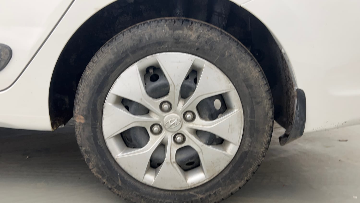Used 2014 Hyundai Xcent S 1.2 Petrol Manual tyres LEFT REAR TYRE RIM VIEW