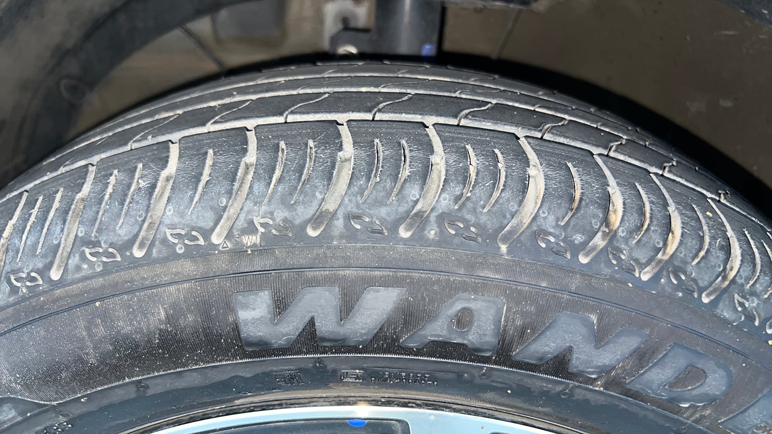 Used 2024 Maruti Suzuki XL6 Alpha MT Petrol Petrol Manual tyres LEFT FRONT TYRE TREAD VIEW