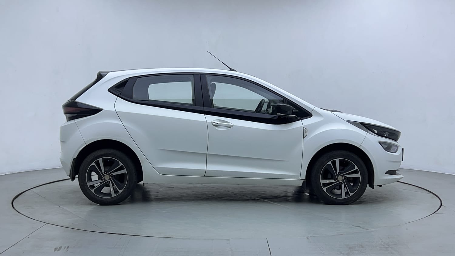 Used 2022 Tata Altroz XZ Plus Diesel Diesel Manual exterior RIGHT SIDE VIEW