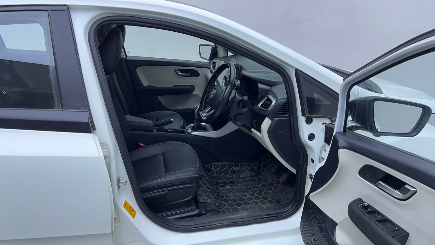 Used 2022 Tata Altroz XZ Plus Diesel Diesel Manual interior RIGHT SIDE FRONT DOOR CABIN VIEW