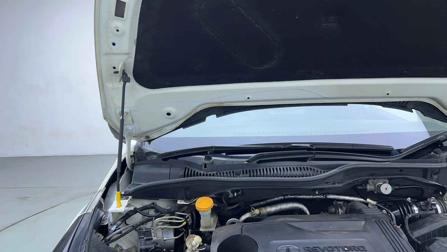 Used 2022 Tata Altroz XZ Plus Diesel Diesel Manual engine ENGINE RIGHT SIDE HINGE & APRON VIEW