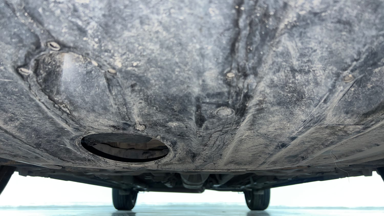 Used 2023 Hyundai Verna SX 1.5 Turbo Petrol DCT Petrol Automatic extra FRONT LEFT UNDERBODY VIEW