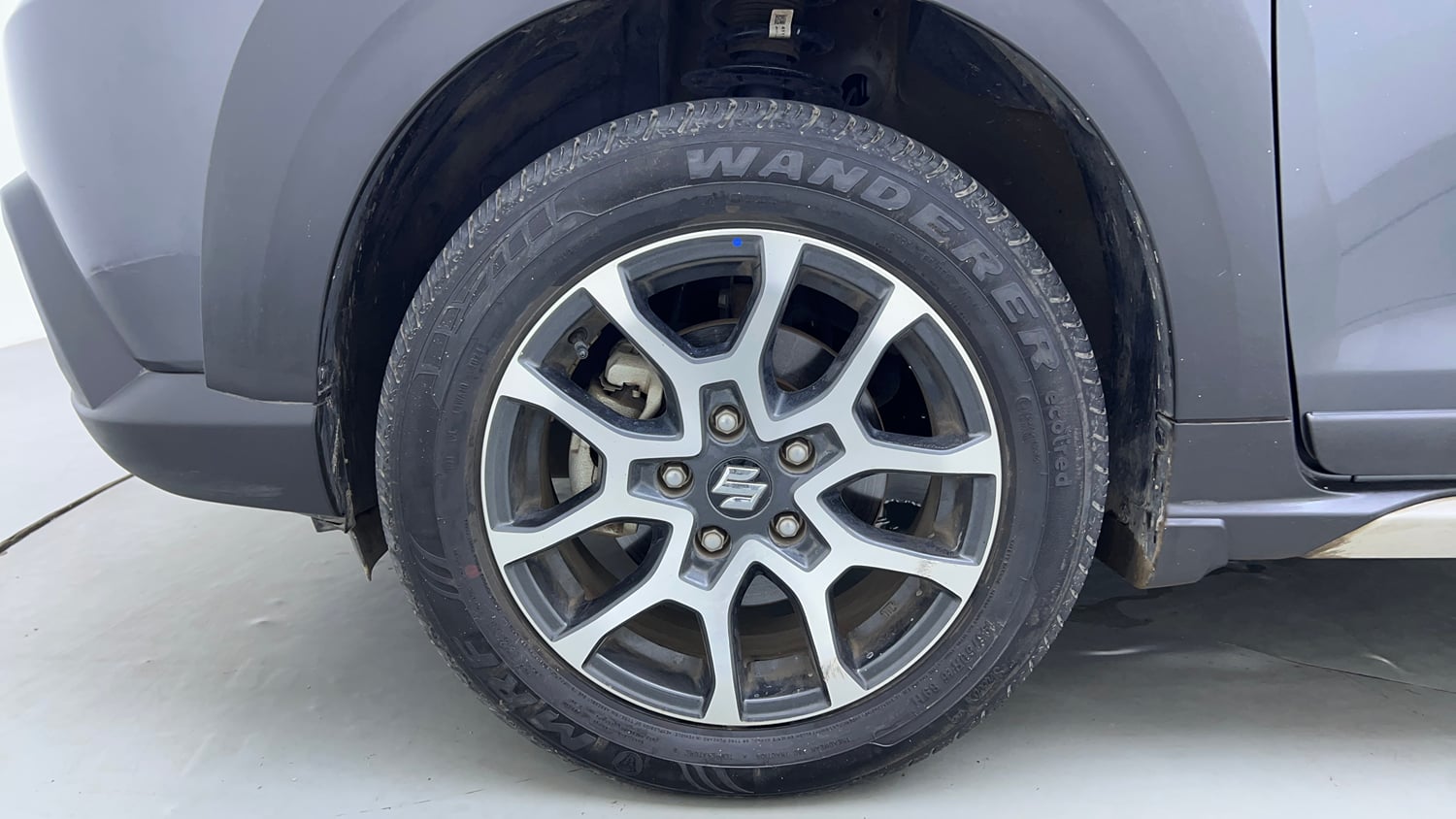 Used 2024 Maruti Suzuki XL6 Alpha MT Petrol Petrol Manual tyres LEFT FRONT TYRE RIM VIEW
