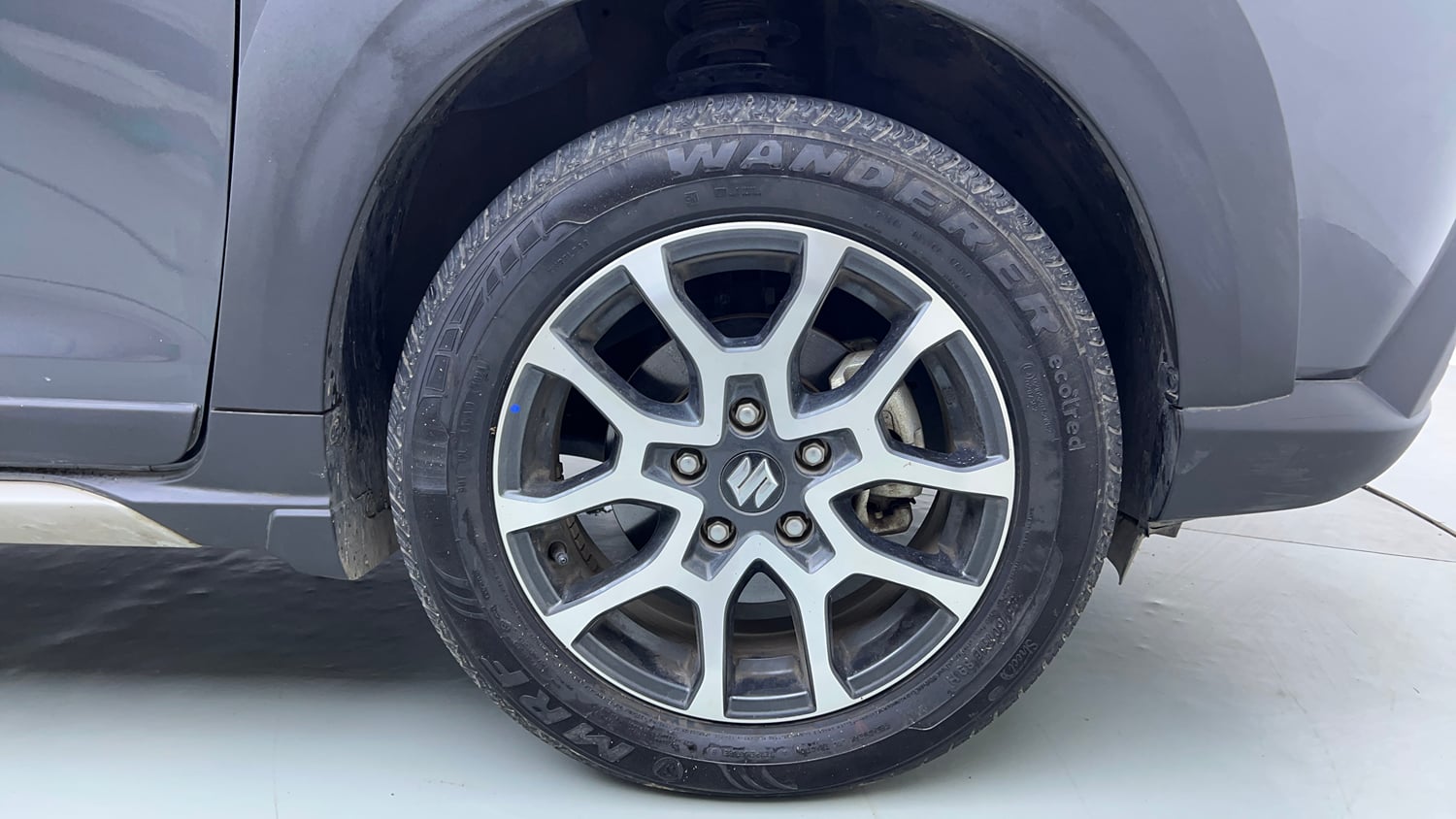 Used 2024 Maruti Suzuki XL6 Alpha MT Petrol Petrol Manual tyres RIGHT FRONT TYRE RIM VIEW