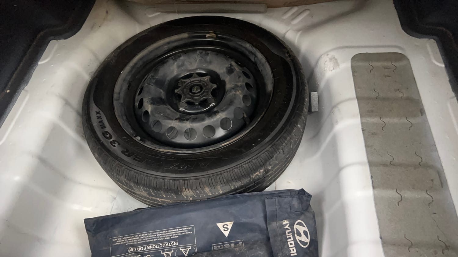 Used 2014 Hyundai Xcent S 1.2 Petrol Manual tyres SPARE TYRE VIEW