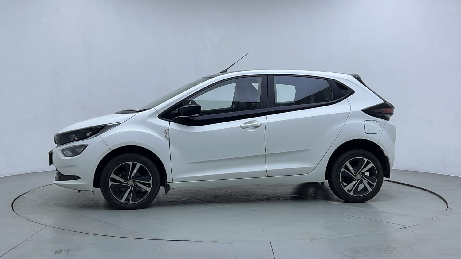 Used 2022 Tata Altroz XZ Plus Diesel Diesel Manual exterior LEFT SIDE VIEW