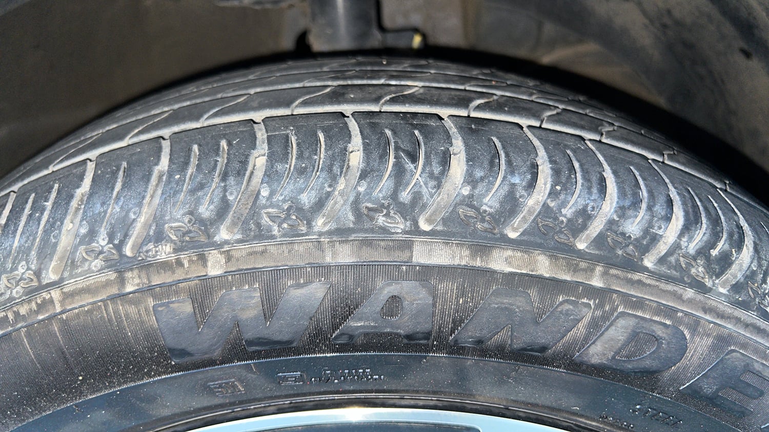 Used 2024 Maruti Suzuki XL6 Alpha MT Petrol Petrol Manual tyres RIGHT FRONT TYRE TREAD VIEW