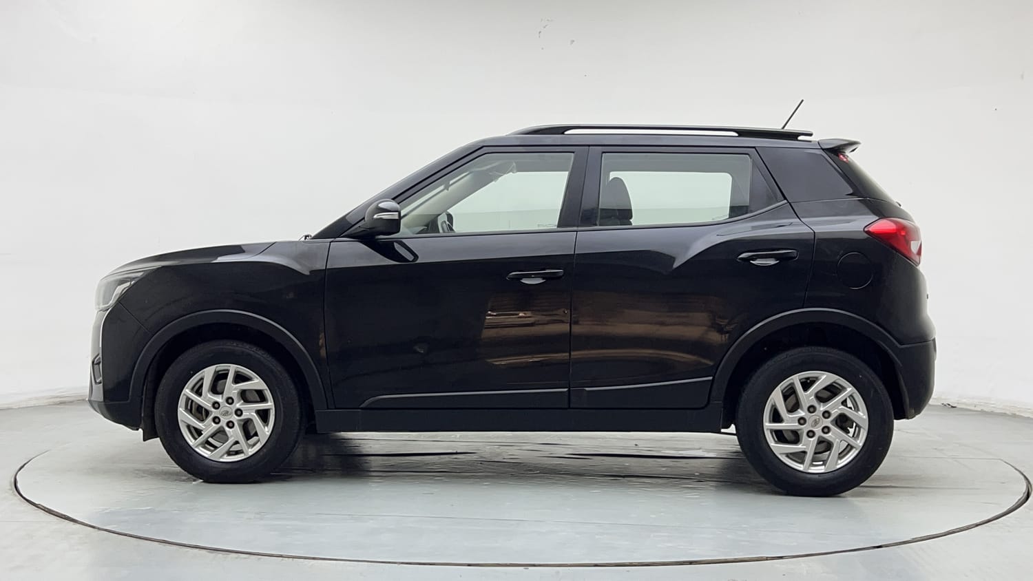 2022 Mahindra XUV 300 W8 1.2 Petrol-1