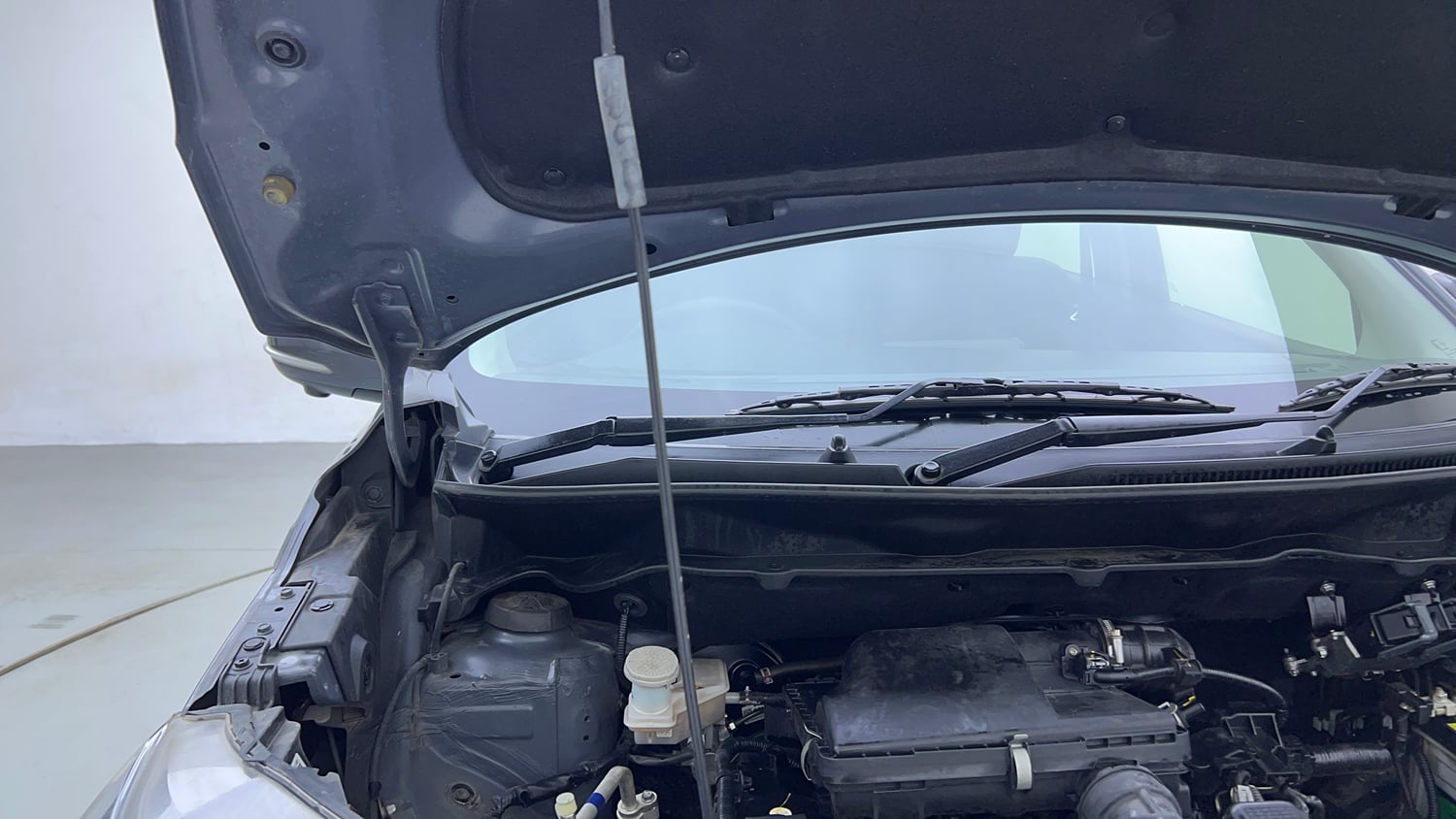 Used 2024 Maruti Suzuki XL6 Alpha MT Petrol Petrol Manual engine ENGINE RIGHT SIDE HINGE & APRON VIEW