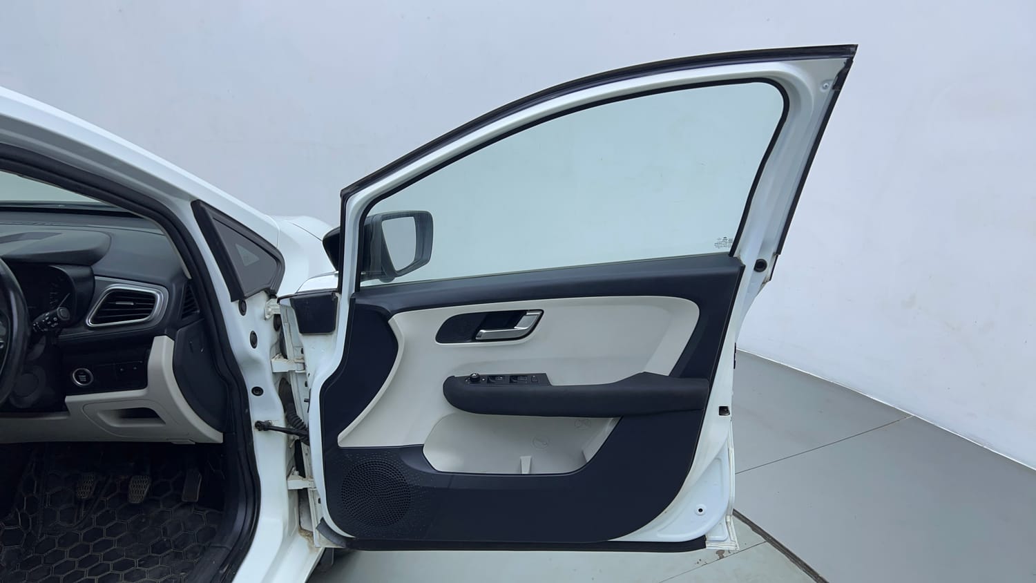 Used 2022 Tata Altroz XZ Plus Diesel Diesel Manual interior RIGHT FRONT DOOR OPEN VIEW