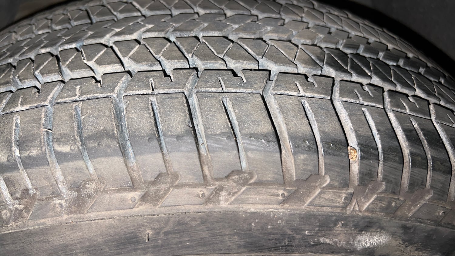 Used 2016 Mahindra XUV500 W10 AT Diesel Automatic tyres LEFT FRONT TYRE TREAD VIEW