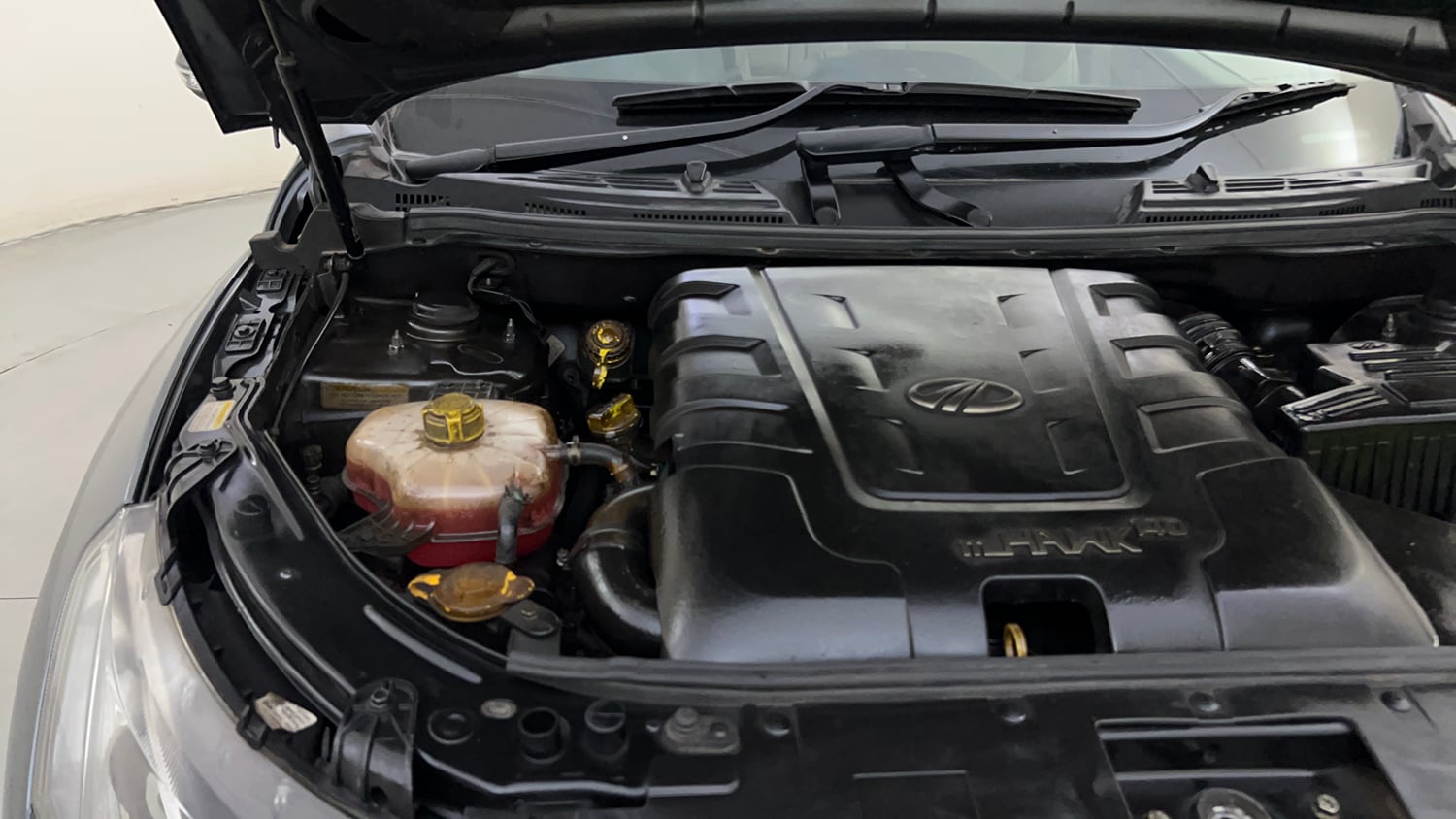 Used 2016 Mahindra XUV500 W10 AT Diesel Automatic engine ENGINE RIGHT SIDE HINGE & APRON VIEW
