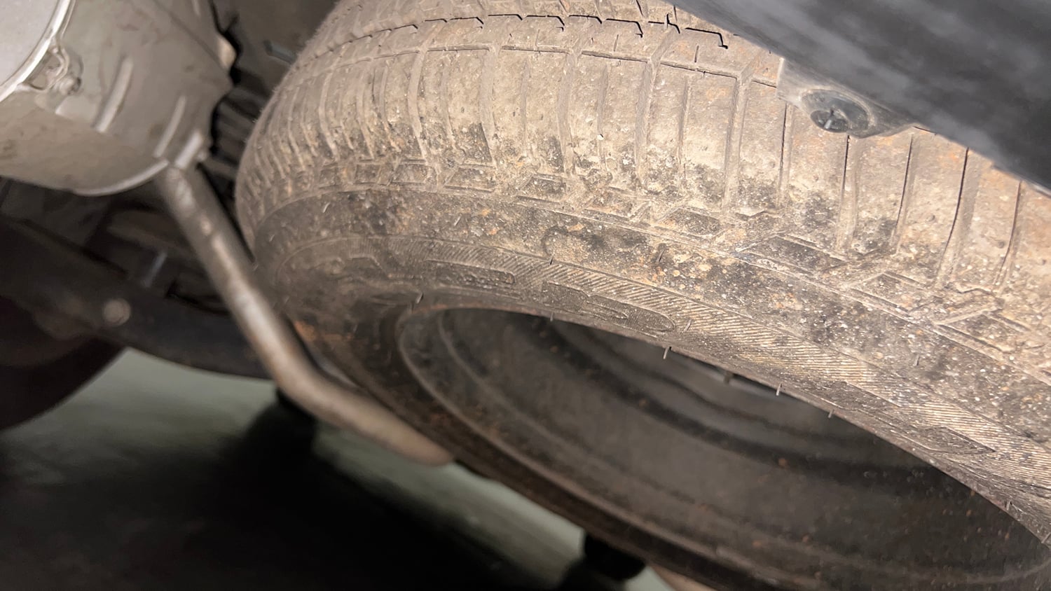 Used 2016 Mahindra XUV500 W10 AT Diesel Automatic tyres SPARE TYRE VIEW