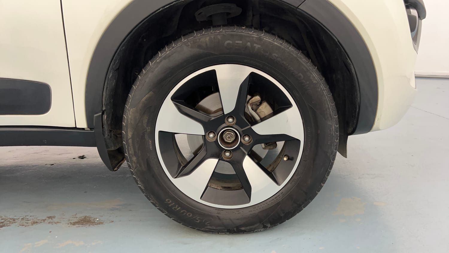Used 2019 Tata Nexon XZA Plus Diesel Diesel Automatic tyres RIGHT FRONT TYRE RIM VIEW